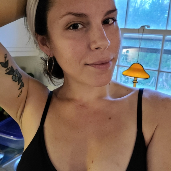 Meet your Posher, Courtney - Picture 1 of 1